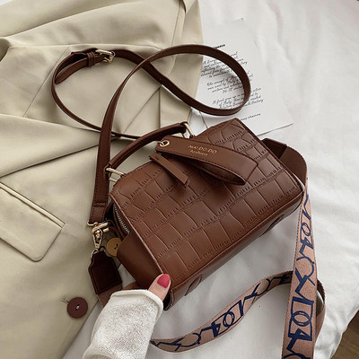 Moderna sieviešu soma ar rāvējslēdzēju un diviem rokturiem