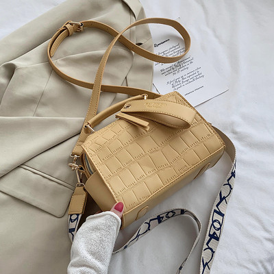 Moderna sieviešu soma ar rāvējslēdzēju un diviem rokturiem