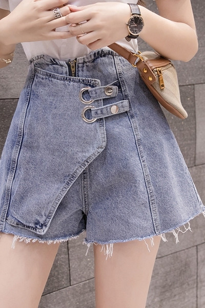 Naiste lühikesed kõrge vöökoha ja nööpidega teksad