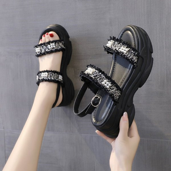 Modern női szandál gyöngyökkel és magas talppal