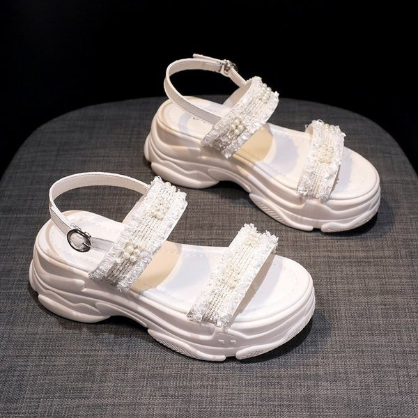 Modern női szandál gyöngyökkel és magas talppal