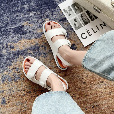 Sieviešu mākslīgās ādas sandales ar metāla aizdari baltā un melnā krāsā