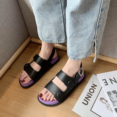 Sieviešu mākslīgās ādas sandales ar metāla aizdari baltā un melnā krāsā