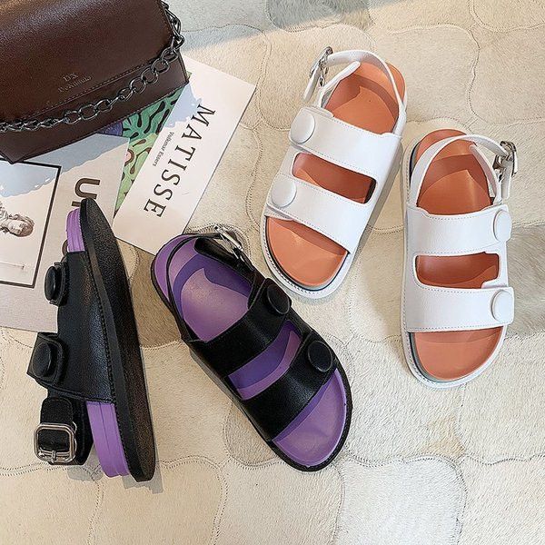 Sieviešu mākslīgās ādas sandales ar metāla aizdari baltā un melnā krāsā