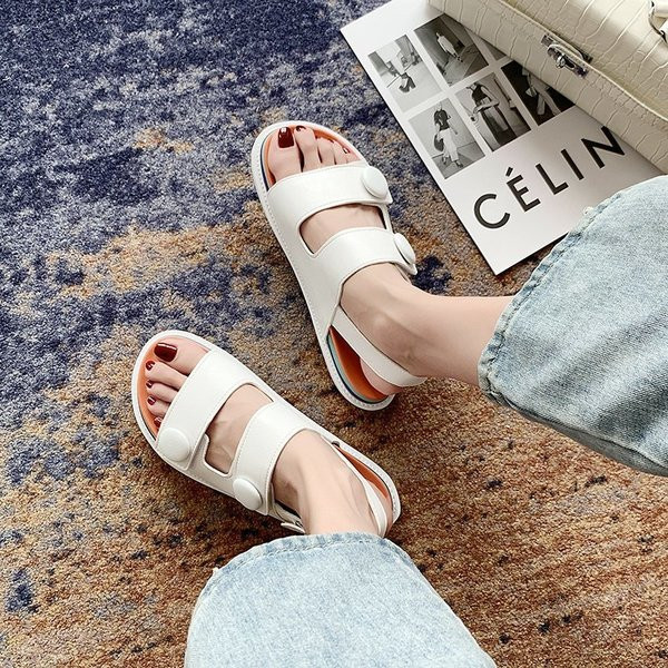 Sieviešu mākslīgās ādas sandales ar metāla aizdari baltā un melnā krāsā