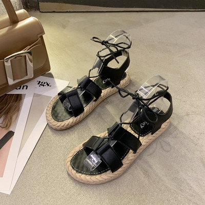 Mitmes värvitoonis lameda talla ja paeltega naiste sandaalid