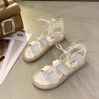 Mitmes värvitoonis lameda talla ja paeltega naiste sandaalid