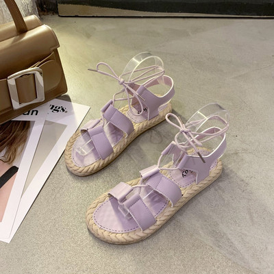 Mitmes värvitoonis lameda talla ja paeltega naiste sandaalid