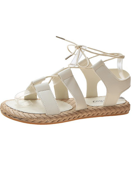 Mitmes värvitoonis lameda talla ja paeltega naiste sandaalid