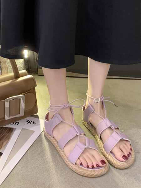 Mitmes värvitoonis lameda talla ja paeltega naiste sandaalid