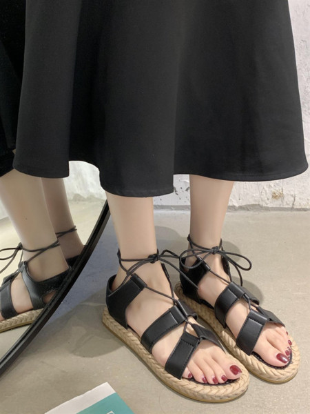 Mitmes värvitoonis lameda talla ja paeltega naiste sandaalid