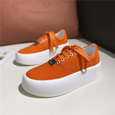 Sieviešu kedas un mežģīnes ar augstām zolēm vairākās krāsās