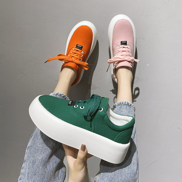 Sieviešu kedas un mežģīnes ar augstām zolēm vairākās krāsās