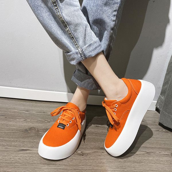 Sieviešu kedas un mežģīnes ar augstām zolēm vairākās krāsās