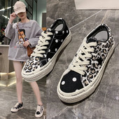 Leopárdmintás női tornacipő, lapos talpú nyakkendő