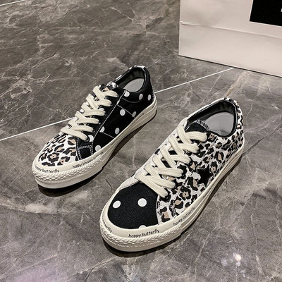 Leopárdmintás női tornacipő, lapos talpú nyakkendő