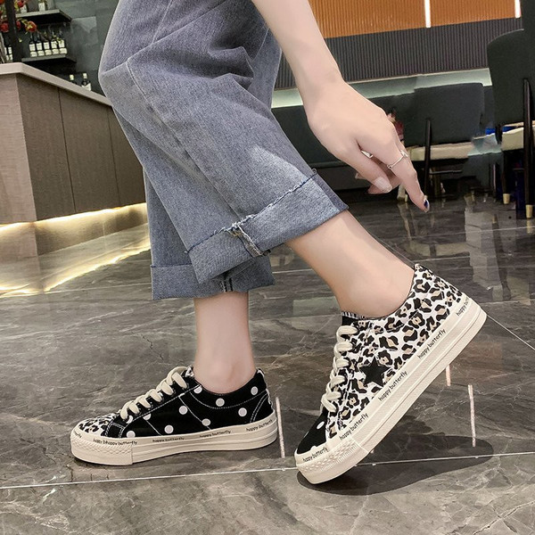 Leopárdmintás női tornacipő, lapos talpú nyakkendő