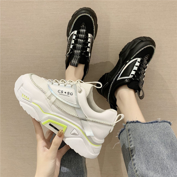 Sieviešu ādas kedas ar mežģīnēm un raupju zoli