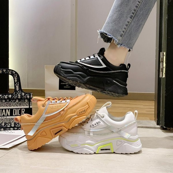 Sieviešu ādas kedas ar mežģīnēm un raupju zoli