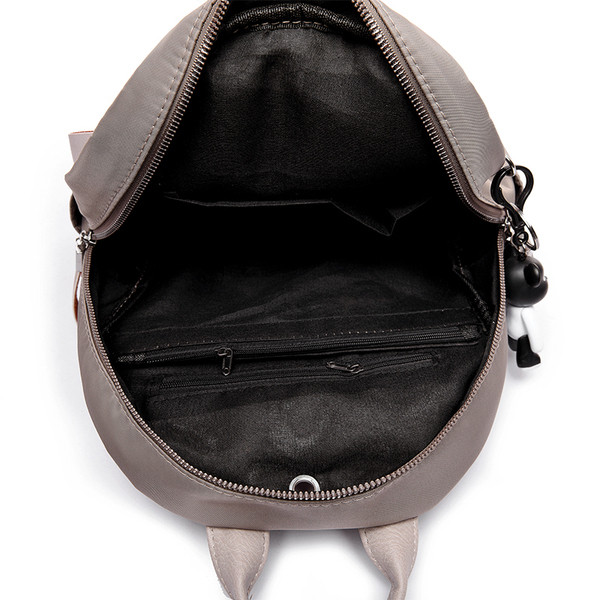 Ženski ruksak s patentnim zatvaračem i privjeskom za ključeve pogodan za putovanja