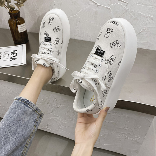 Ležerne ženske tenisice na vezice u bijeloj i crnoj boji s ravnim potplatom