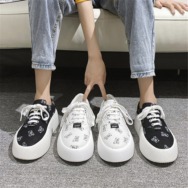 Ležerne ženske tenisice na vezice u bijeloj i crnoj boji s ravnim potplatom