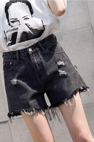 Īsi sieviešu džinsi ar augstu vidukli un saplēstu elementu melnā krāsā