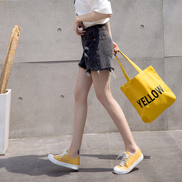 Īsi sieviešu džinsi ar augstu vidukli un saplēstu elementu melnā krāsā