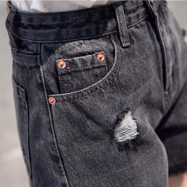 Īsi sieviešu džinsi ar augstu vidukli un saplēstu elementu melnā krāsā