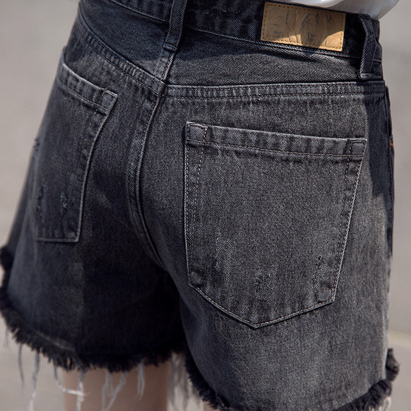 Īsi sieviešu džinsi ar augstu vidukli un saplēstu elementu melnā krāsā