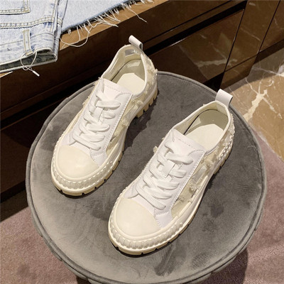 Ikdienas sieviešu kedas ar augstām zolēm un mežģīnēm baltā krāsā