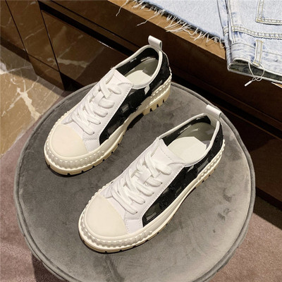 Ikdienas sieviešu kedas ar augstām zolēm un mežģīnēm baltā krāsā