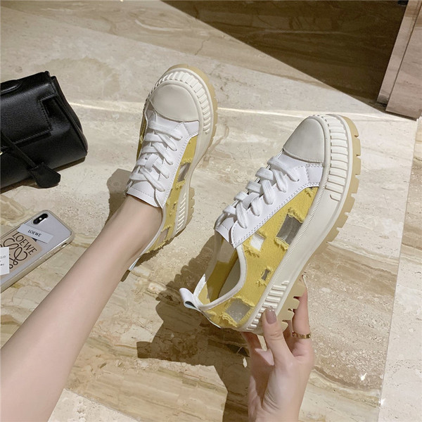 Ikdienas sieviešu kedas ar augstām zolēm un mežģīnēm baltā krāsā