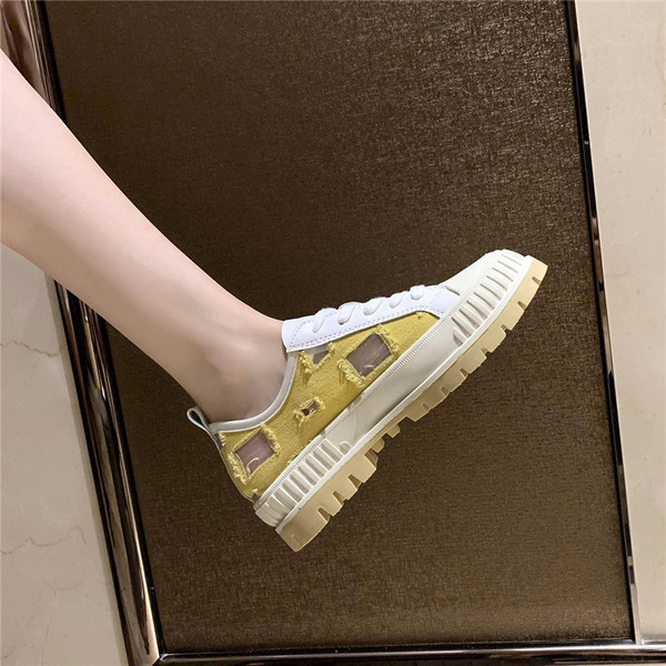 Ikdienas sieviešu kedas ar augstām zolēm un mežģīnēm baltā krāsā