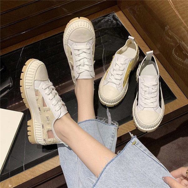 Ikdienas sieviešu kedas ar augstām zolēm un mežģīnēm baltā krāsā