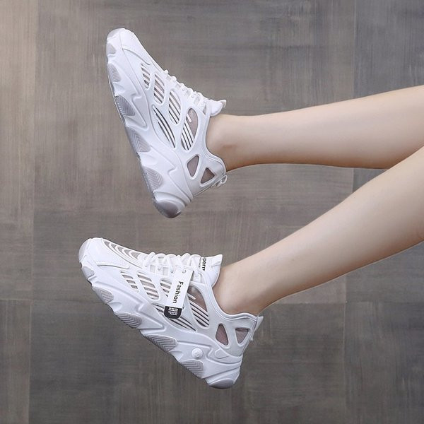 Γυναικεία αθλητικά παπούτσια από οικολογικό δέρμα σε λευκό χρώμα