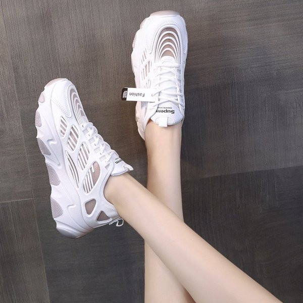 Γυναικεία αθλητικά παπούτσια από οικολογικό δέρμα σε λευκό χρώμα