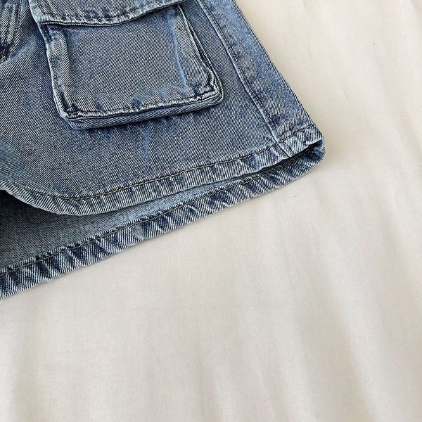 Īsi džinsi ar jostu un kabatām