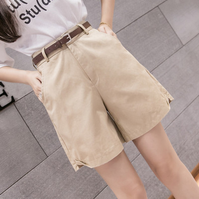 Alkalmi női rövidnadrág magas derékkal és övvel