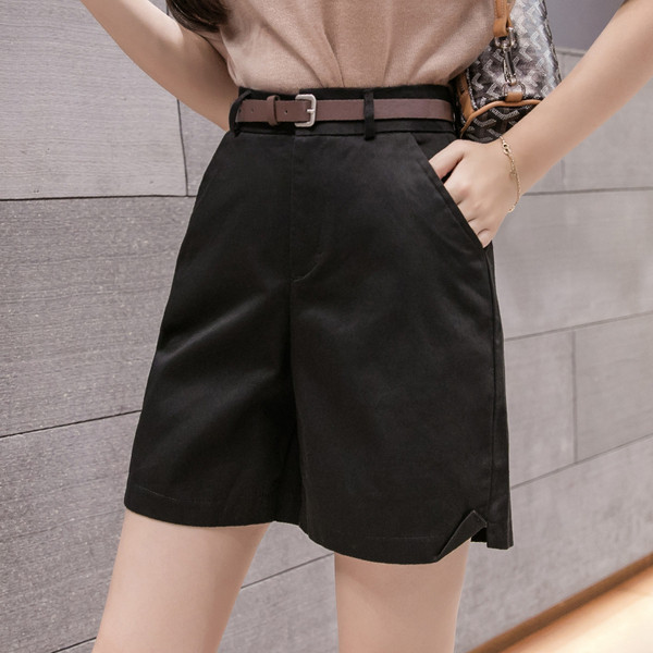 Alkalmi női rövidnadrág magas derékkal és övvel