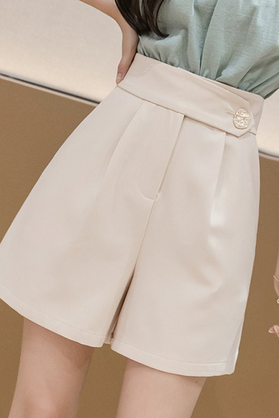 Moodsad kõrge vöökoha ja nööbiga naiste lühikesed püksid