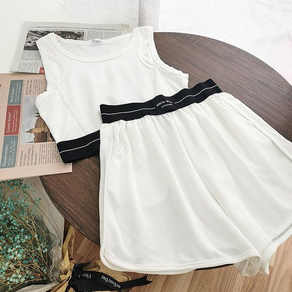 Sport-alkalmi szett melltartóból és rövidnadrágból