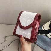 Neliela rokassomiņa ar akmeņiem un metāla ķēdīti