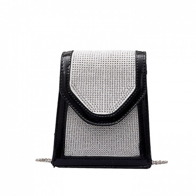 Neliela rokassomiņa ar akmeņiem un metāla ķēdīti