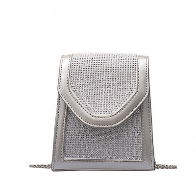 Neliela rokassomiņa ar akmeņiem un metāla ķēdīti