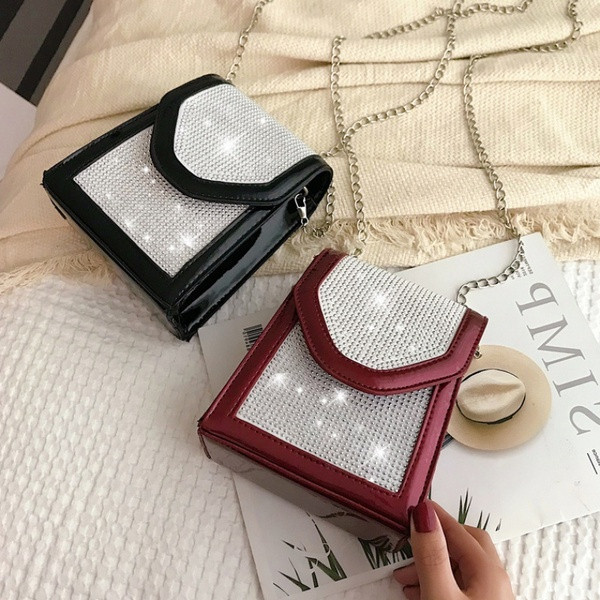 Neliela rokassomiņa ar akmeņiem un metāla ķēdīti