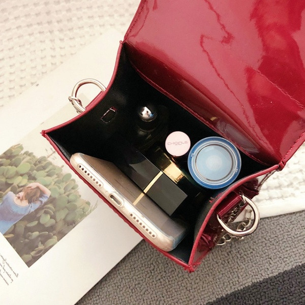 Neliela rokassomiņa ar akmeņiem un metāla ķēdīti