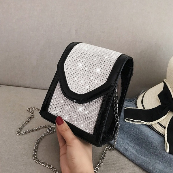 Neliela rokassomiņa ar akmeņiem un metāla ķēdīti