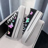 Sieviešu kedas ar plakanām zolēm un mežģīnēm melnā un baltā krāsā