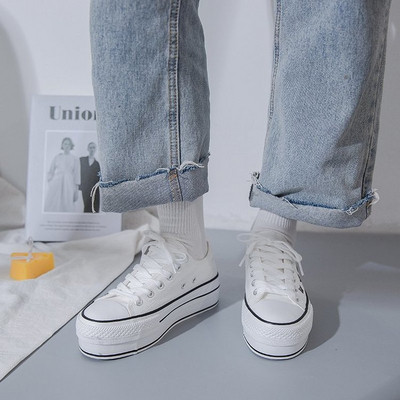 Sieviešu kedas ar plakanām zolēm un mežģīnēm melnā un baltā krāsā